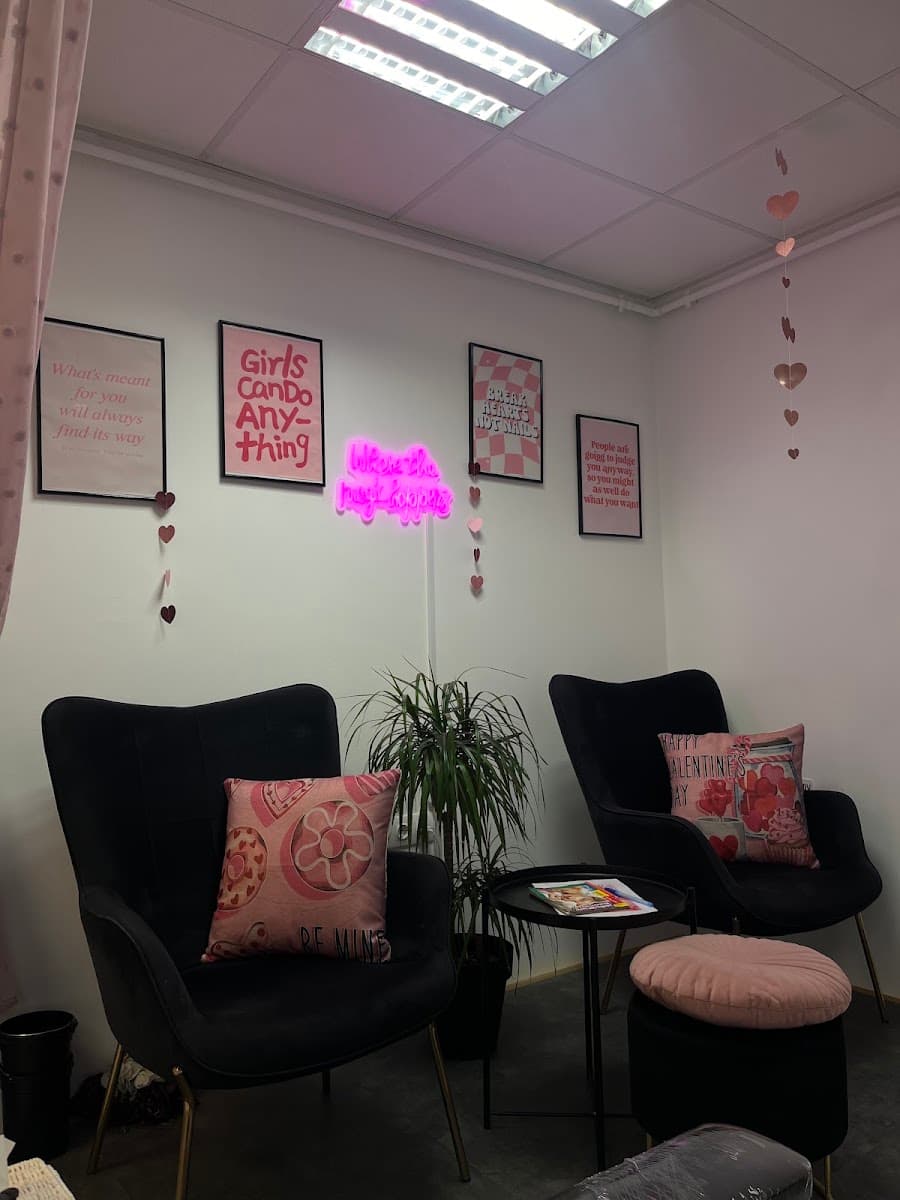 Interiorul salonului Adriana Toth Nails, cu neon roz pe perete