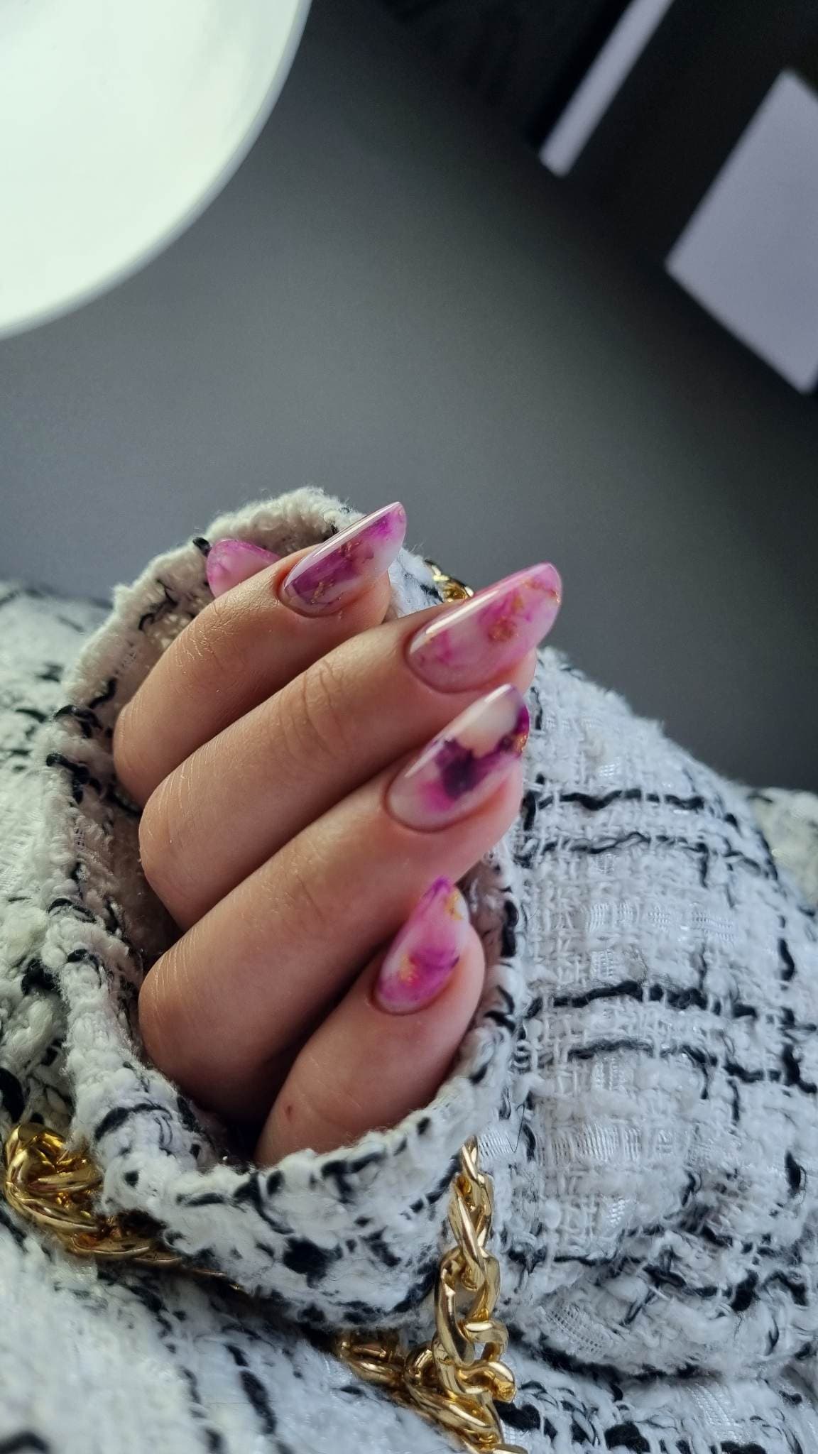 Manichiură roz-violet artistică