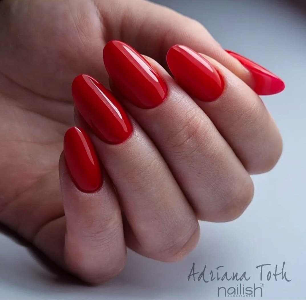Manichiură roșie lucioasă, Adriana Toth Nails
